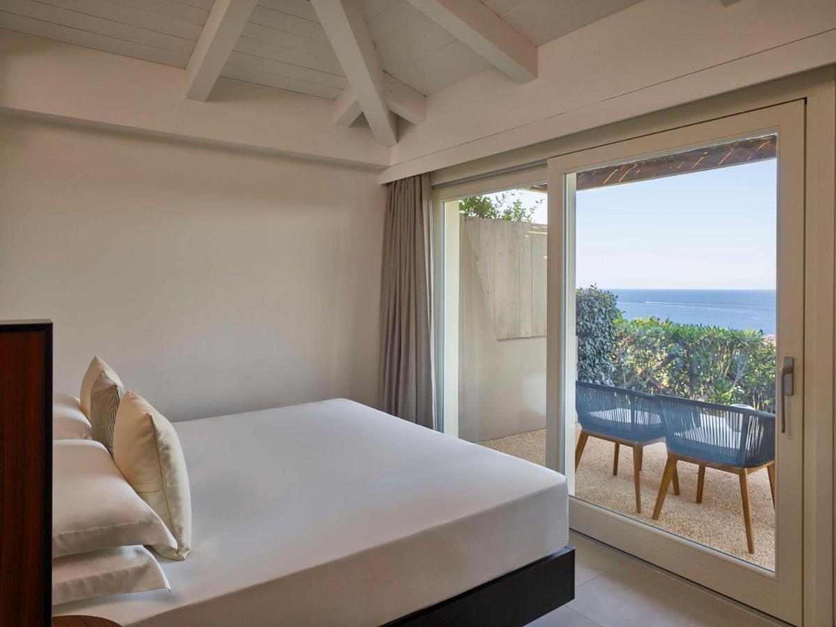 Baia Di Chia Resort Sardinia, Curio Collection By Hilton Esterno foto