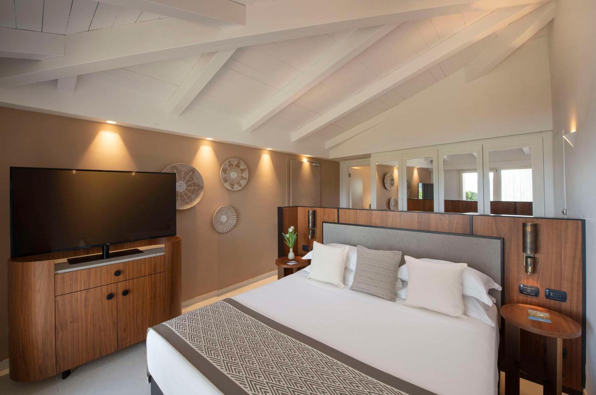Baia Di Chia Resort Sardinia, Curio Collection By Hilton Esterno foto
