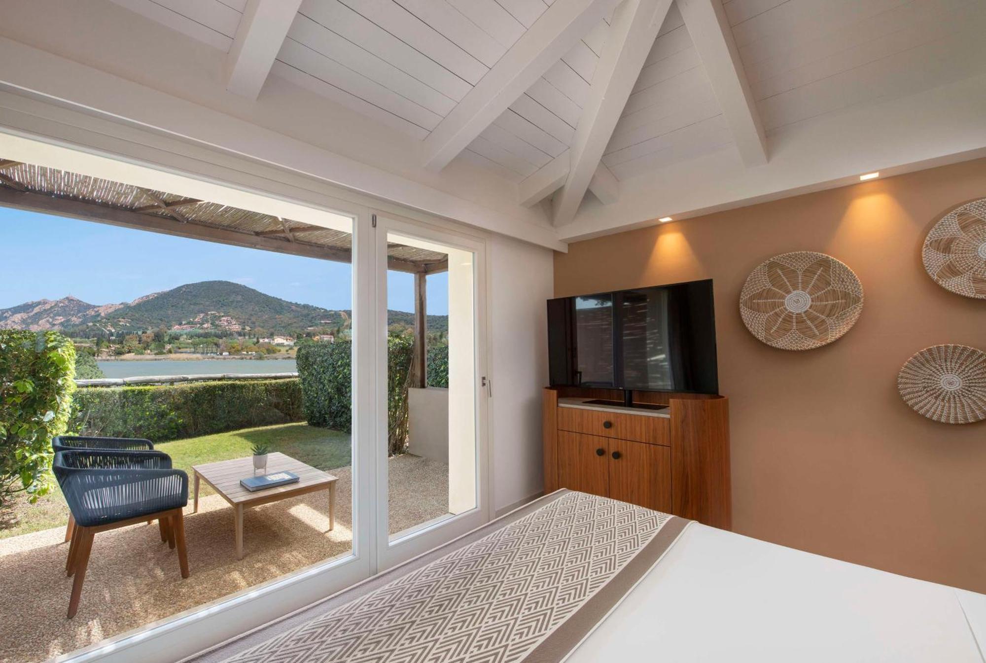 Baia Di Chia Resort Sardinia, Curio Collection By Hilton Esterno foto