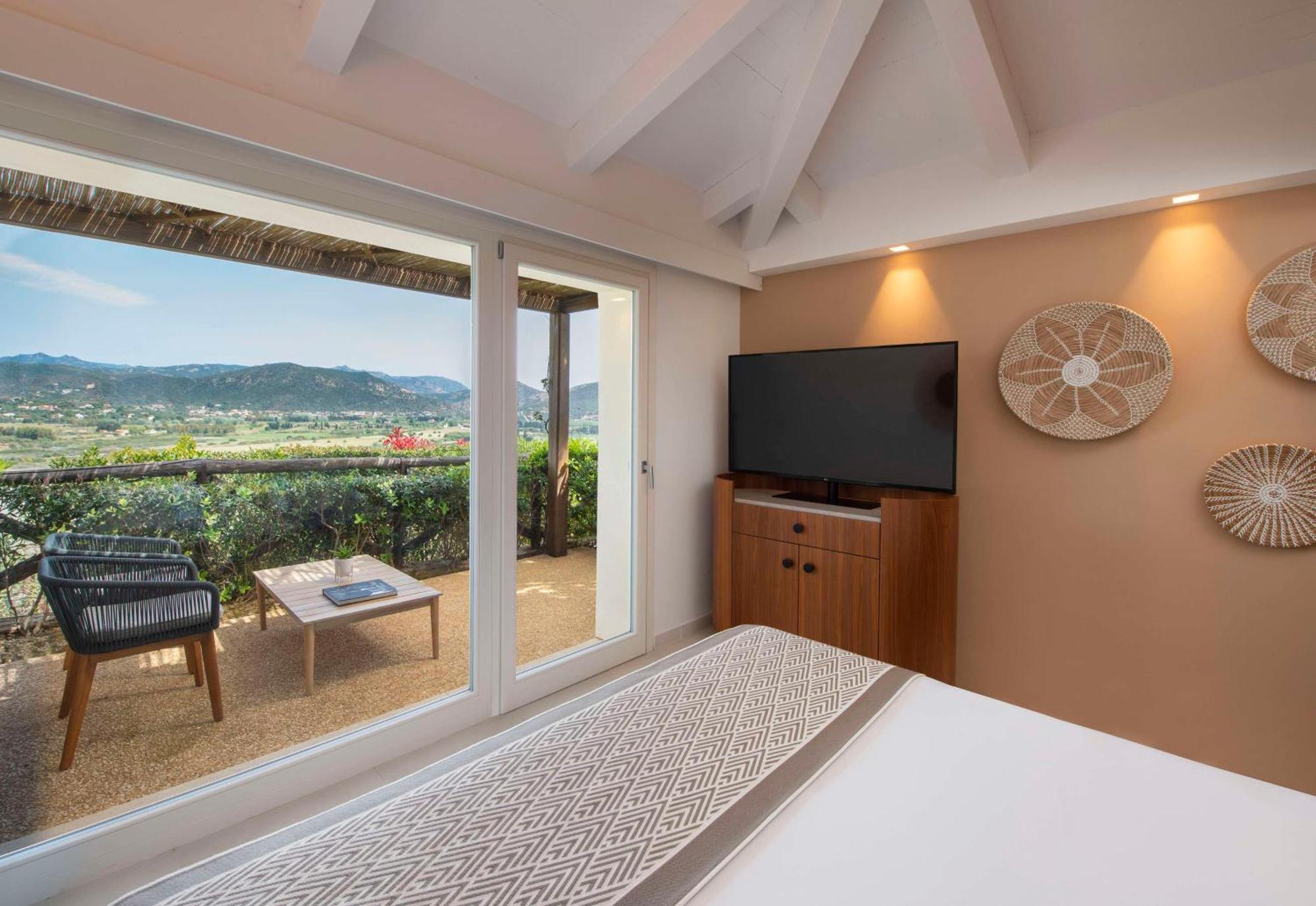 Baia Di Chia Resort Sardinia, Curio Collection By Hilton Esterno foto