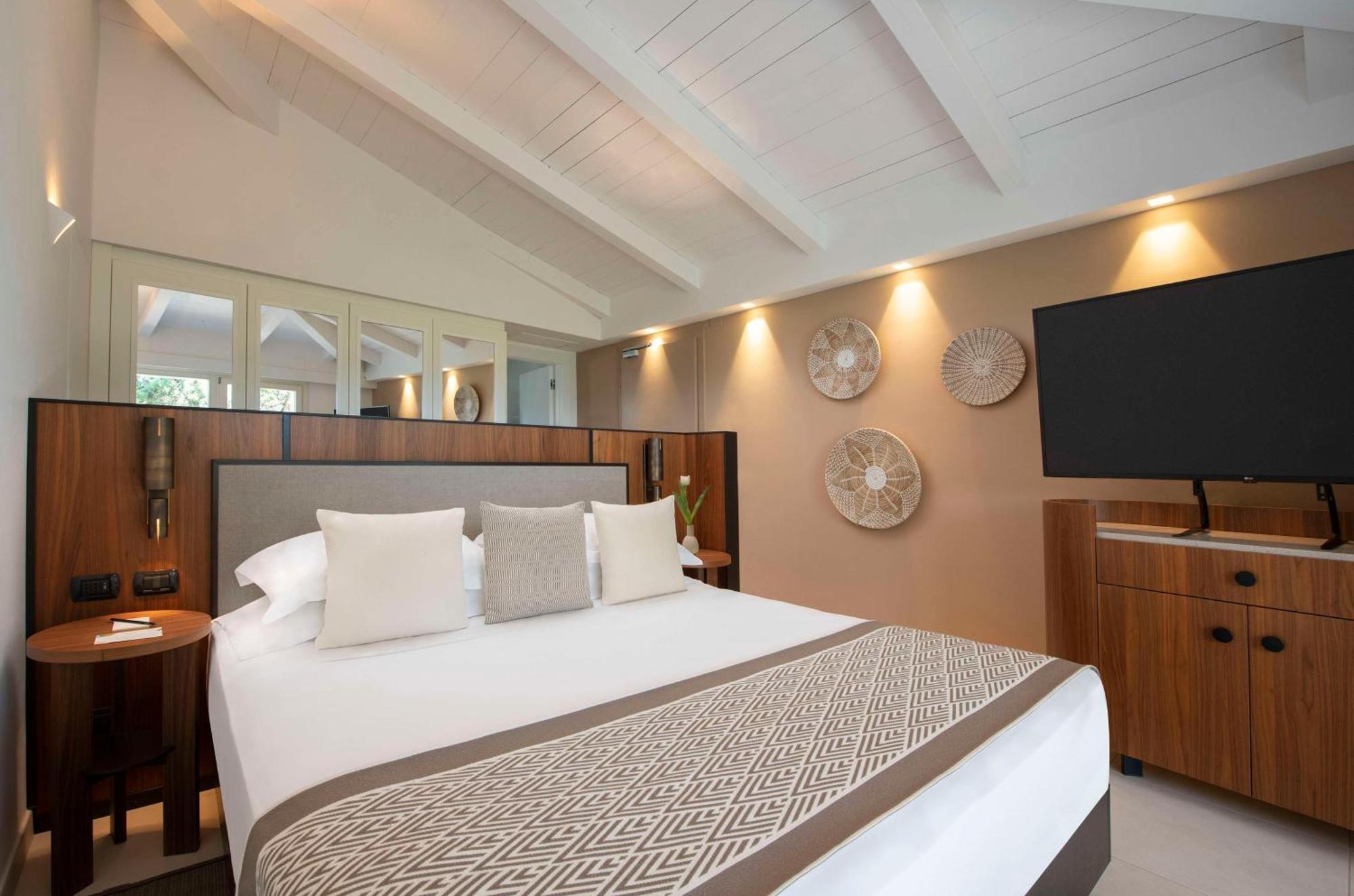 Baia Di Chia Resort Sardinia, Curio Collection By Hilton Esterno foto