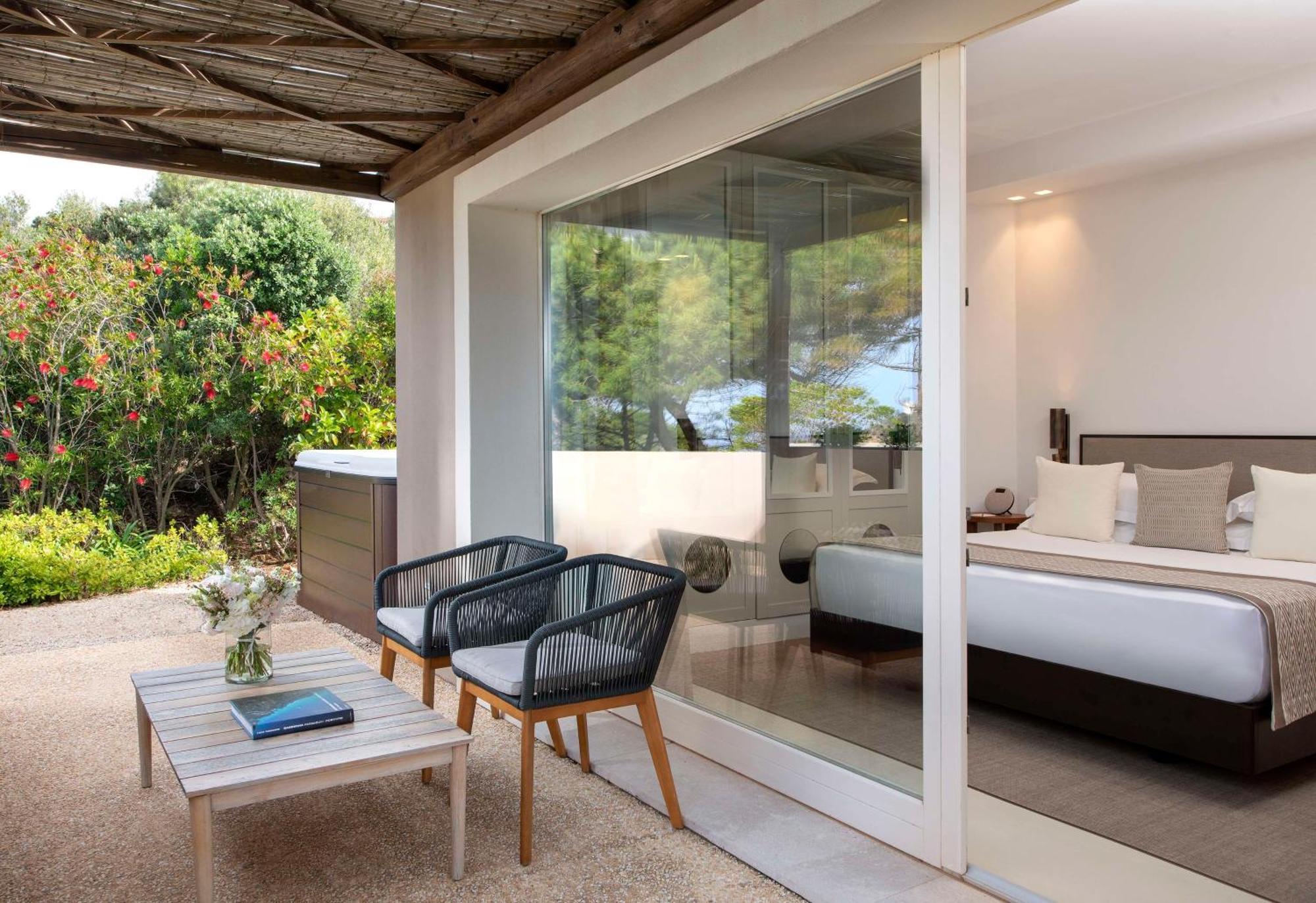Baia Di Chia Resort Sardinia, Curio Collection By Hilton Esterno foto